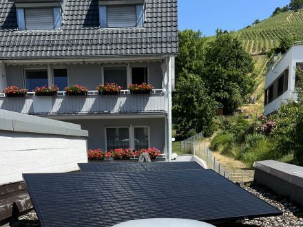 Mini-Photovoltaik-Anlage auf dem Garagendach